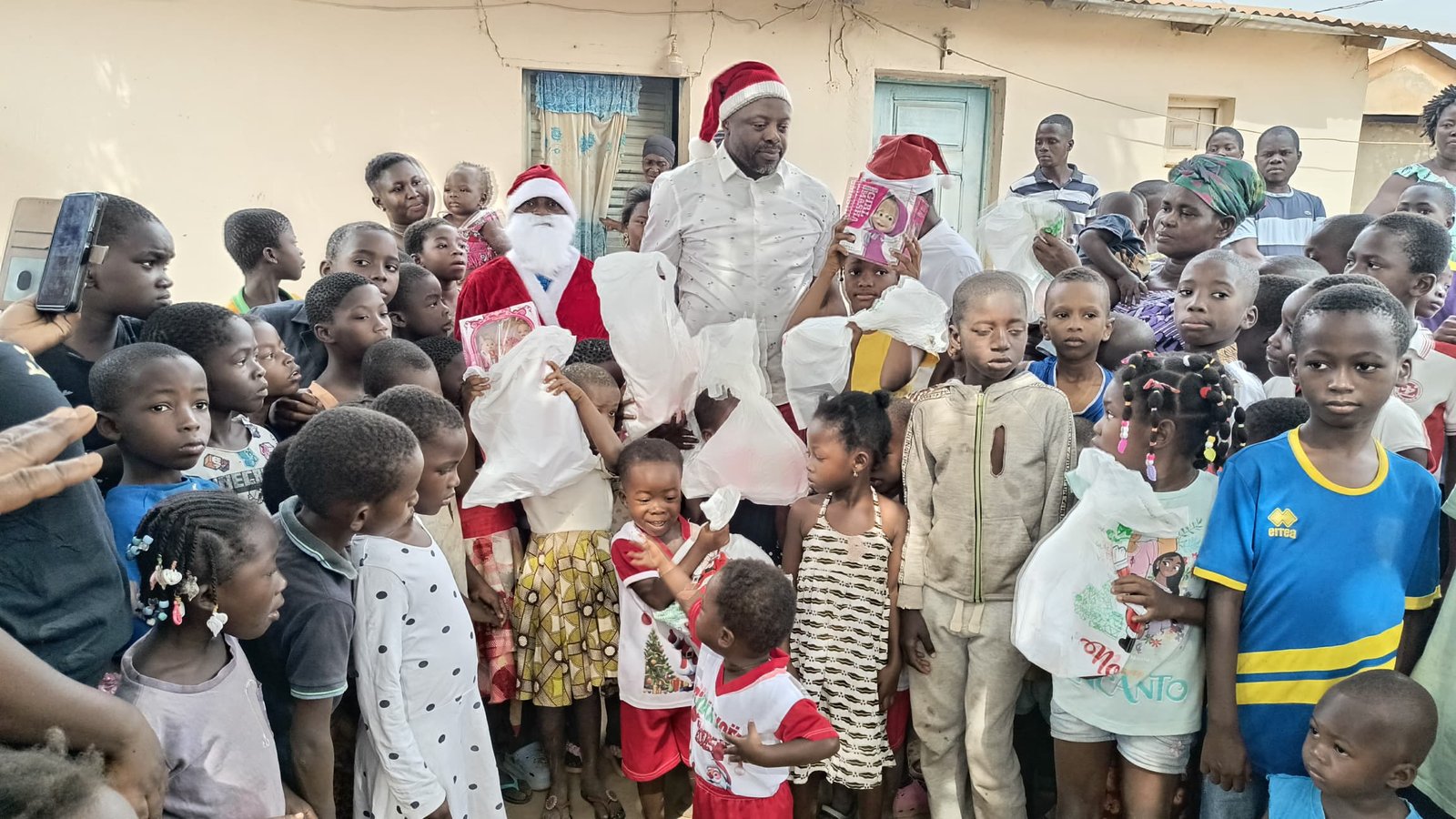CIV/Noël à M’bahiakro: Raphaël Diamala visite 200 foyers démunis et donne la joie à 500 enfants