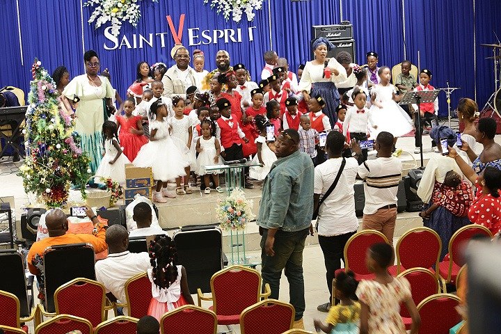 Yopougon/Fêtes de fin d’année : Zié Daouda Coulibaly distribue 500 cadeaux aux enfants de l’Ujyop et de l’église Mcv