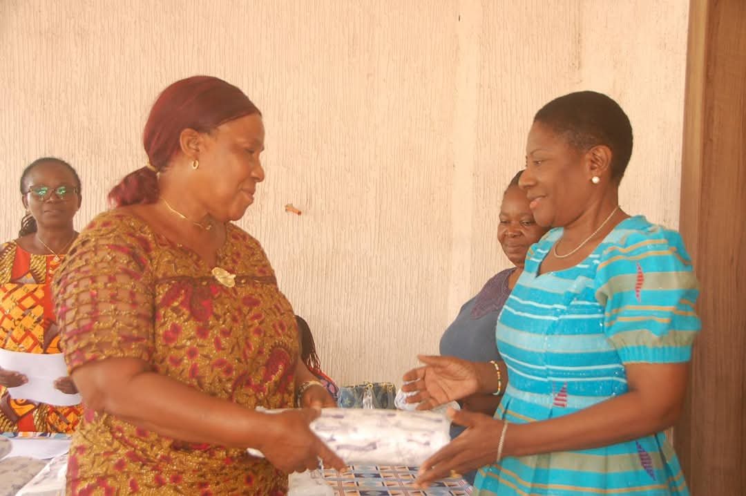 Daoukro/Nouvel an 2025: Henriette Lagou offre des pagnes et un repas aux femmes, puis annonce un grand concert, ce soir