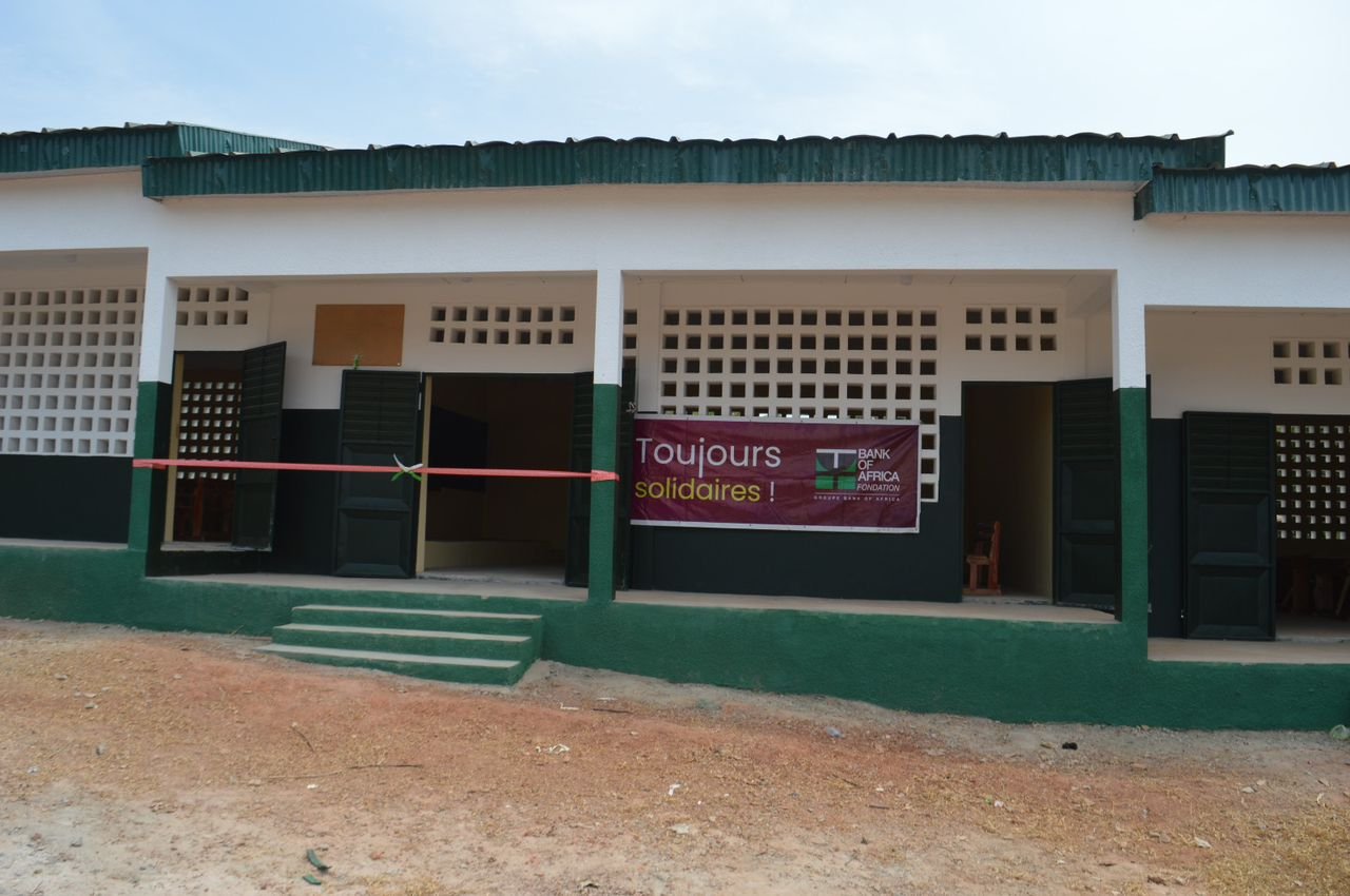 CIV/Éducation nationale: La Fondation BOA Côte d'Ivoire fait passer l’école de Kouahossoi (Akoupé) de base 3 à 6 et offre 60 tables-bancs