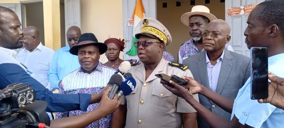 CIV/Yamoussoukro: Près de 6000 personnes dont des élèves sans extrait de naissance identifiées, l’ARSAVD offre des registres à la sous-préfecture pour leur transcription