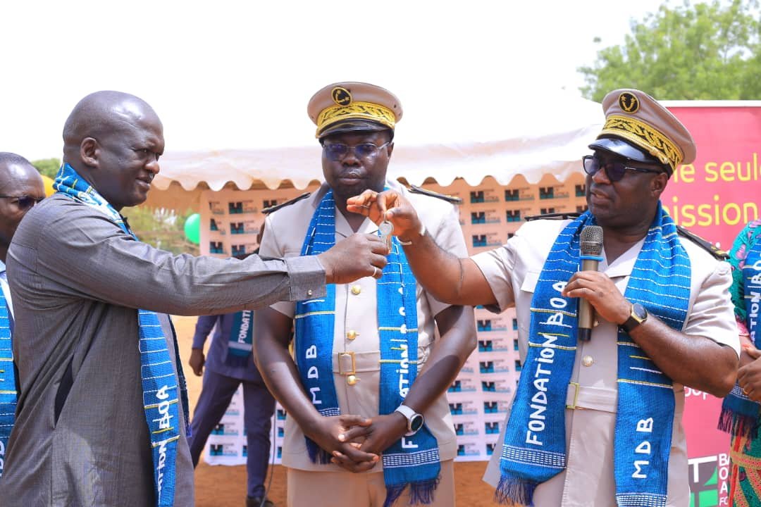 CIV/Korhogo: La Fondation BOA-CI offre une école de 6 classes, un bureau et 120 tables-bancs au village de Bodonon