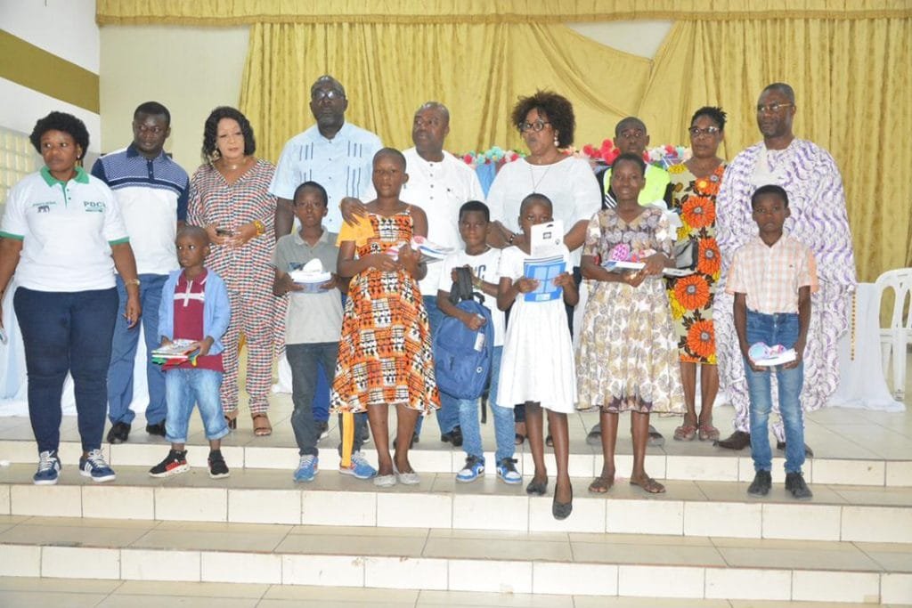 Port Bouët Mme Durand Et Long Perpétuel Secours Donnent Le Sourire à 125 Enfants Issus Des 0784