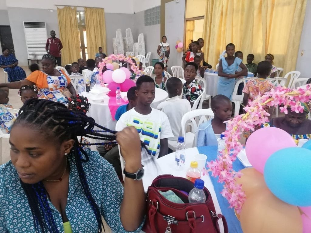 Port Bouët Mme Durand Et Long Perpétuel Secours Donnent Le Sourire à 125 Enfants Issus Des 7055